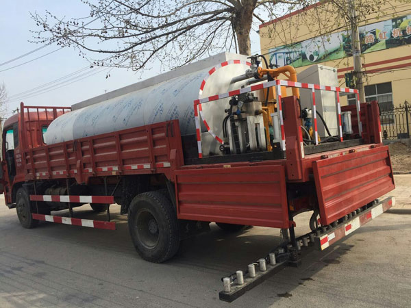 乳化瀝青灑布車